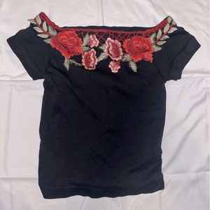 Shoulder shirt black with roses